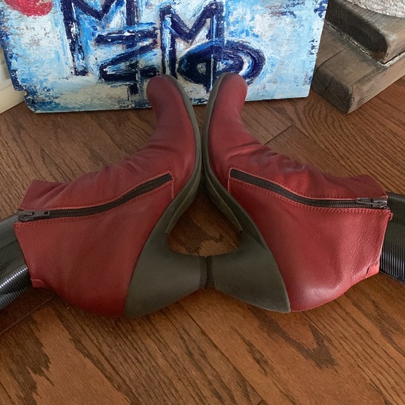 Red Ruched Leather FLY LONDON Sz 39 Ankle Boots side zip in Black - Picture 10 of 14